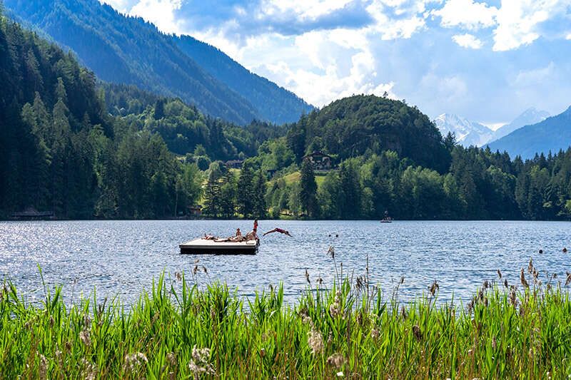 Schwimmen im Pitburger See in Tirol