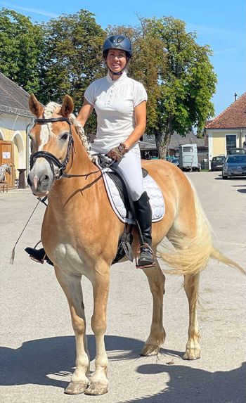 Reitlehrerin Nina Falkner und Leiterin von Reitstall Pegasus