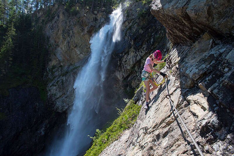 Klettern am Klettersteig Lehner mit Wasserfall